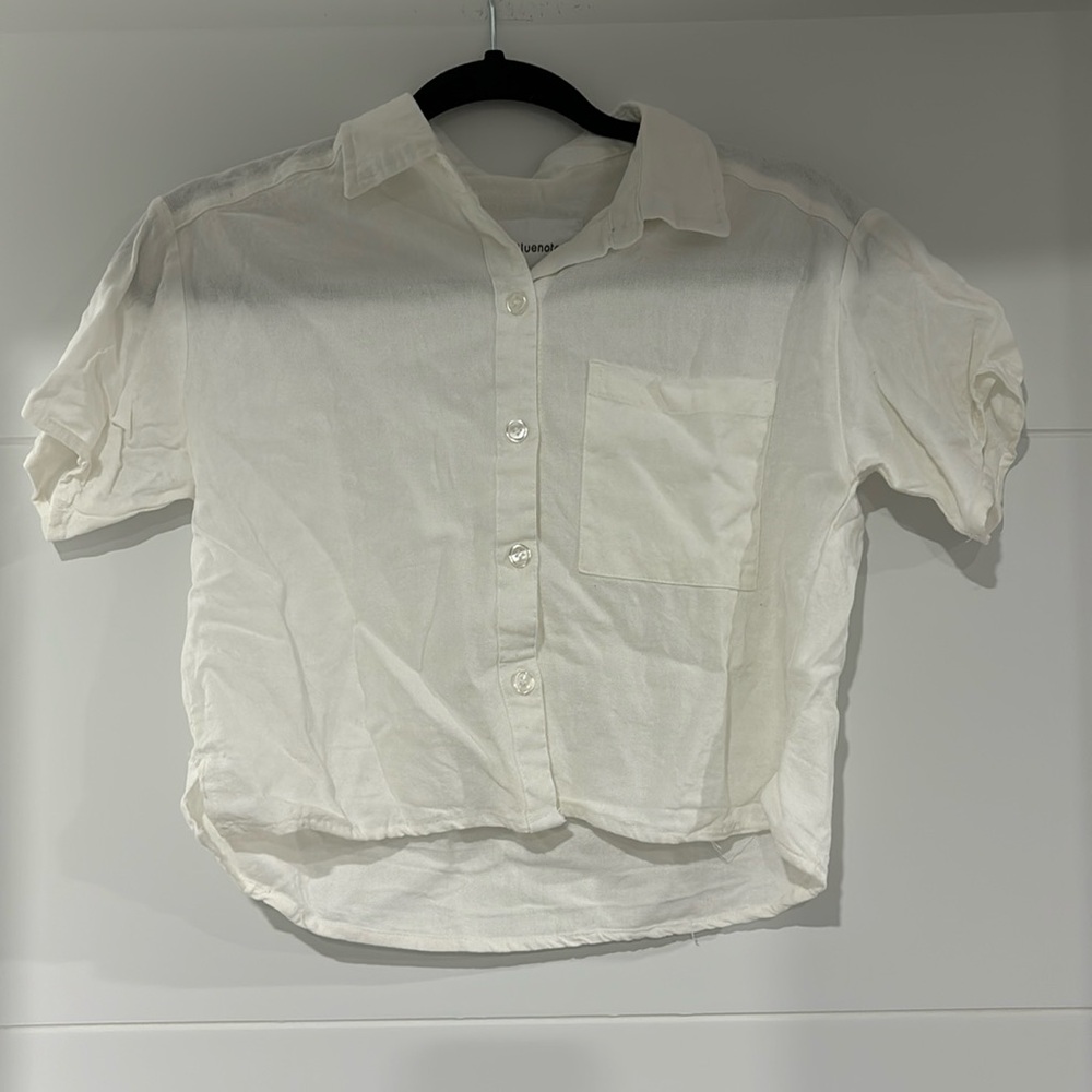 BLUENOTES white cropped linen blend button down shirt